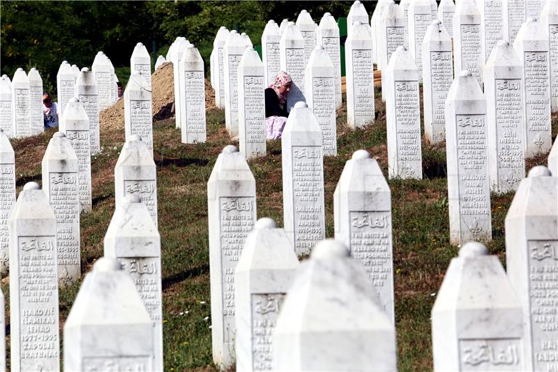 Stotine ljudi pristižu u Srebrenicu na komemoraciju za žrtve genocida