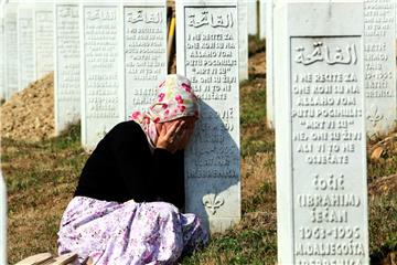 Stotine ljudi pristižu u Srebrenicu na komemoraciju za žrtve genocida