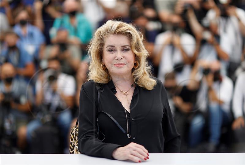 Catherine Deneuve ganuta povratkom u Cannes nakon moždanog udara