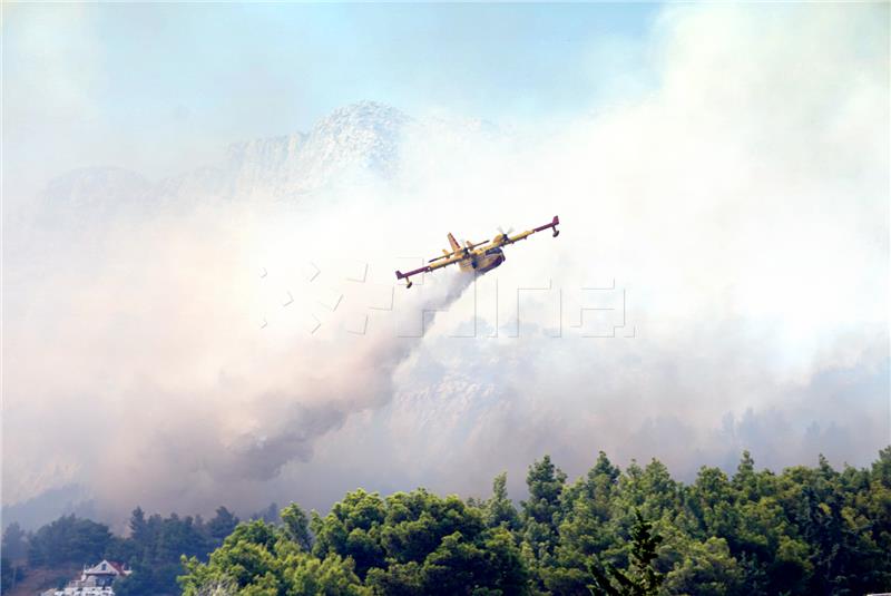 Dva kanadera i helikopter gase požare u Dalmaciji