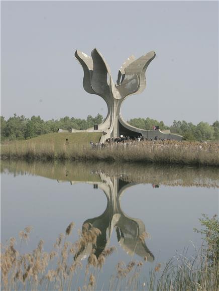 Croatian and Israeli generals lay wreaths in Jasenovac