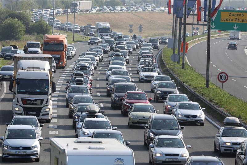 Gužva na naplatnim kućicama Lučko