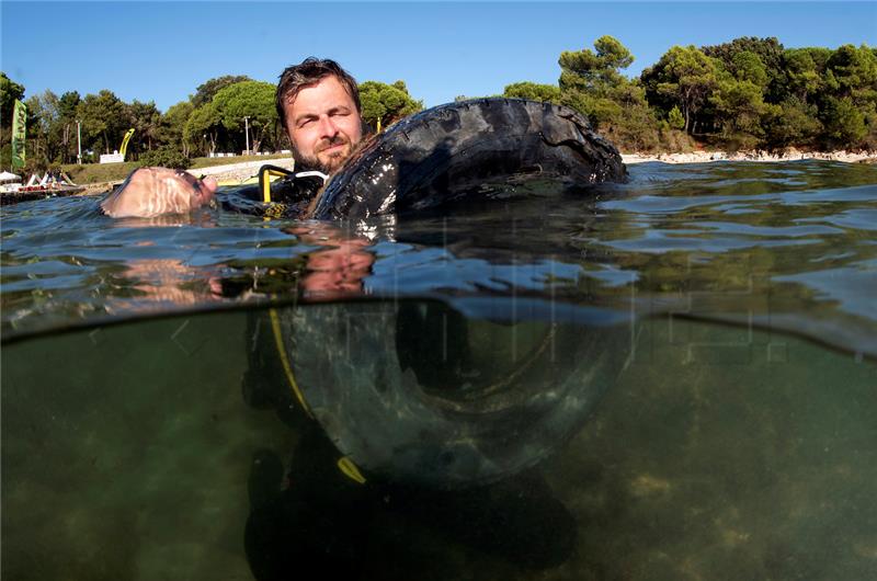 Ministar Ćorić takes part in sea clean-up drive on Brač island