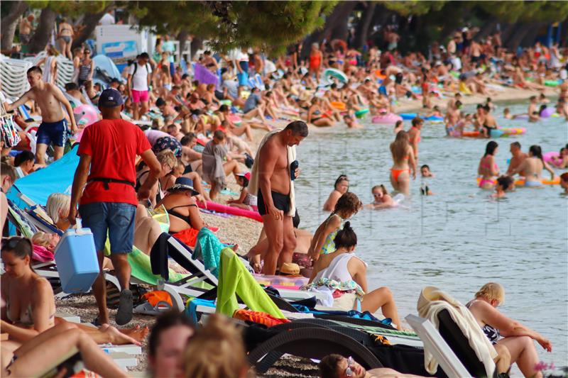 Kupači na makarskim plažama