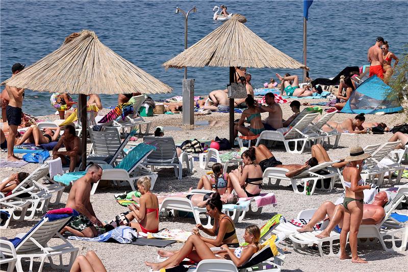 Kupači na plaži Kolovare