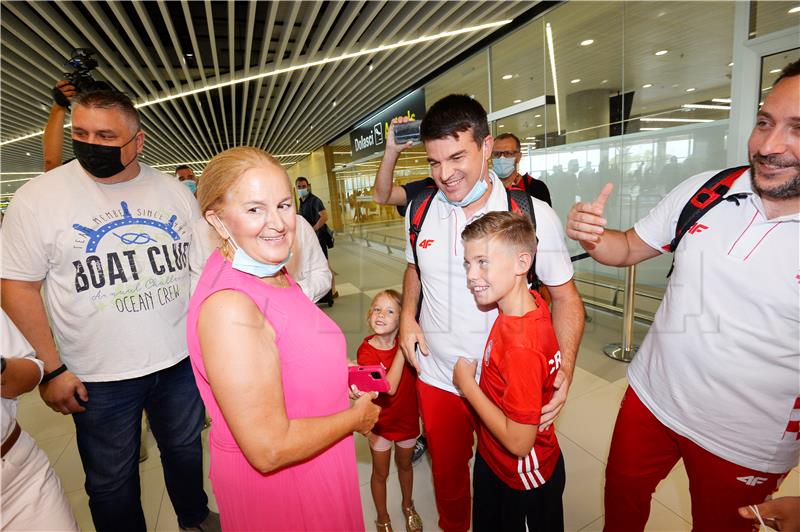 Na splitskom aerodromu dočekani Matea Jelić i Toni Kanaet                           