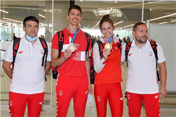 Na splitskom aerodromu dočekani Matea Jelić i Toni Kanaet                           