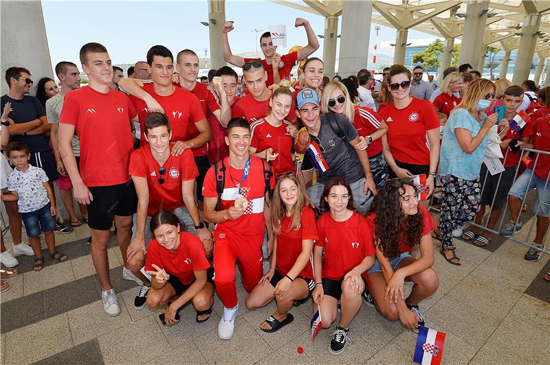 Na splitskom aerodromu dočekani Matea Jelić i Toni Kanaet                           