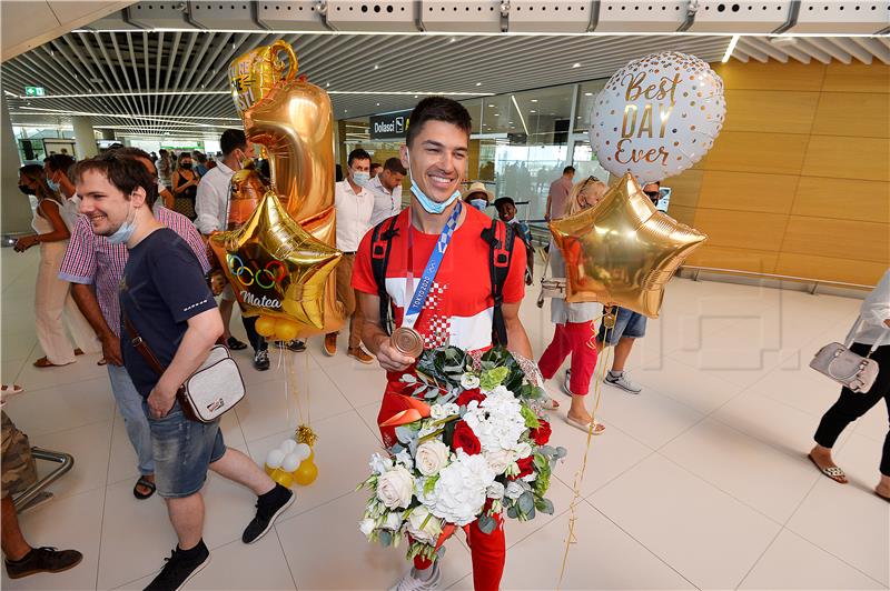 Na splitskom aerodromu dočekani Matea Jelić i Toni Kanaet                           