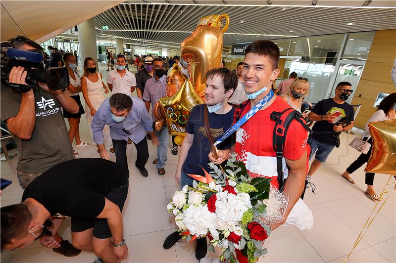 Na splitskom aerodromu dočekani Matea Jelić i Toni Kanaet                           