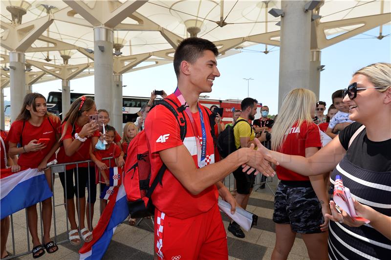 Na splitskom aerodromu dočekani Matea Jelić i Toni Kanaet                           