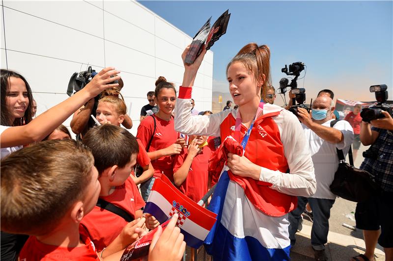 Na splitskom aerodromu dočekani Matea Jelić i Toni Kanaet                           