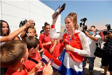 Na splitskom aerodromu dočekani Matea Jelić i Toni Kanaet                           