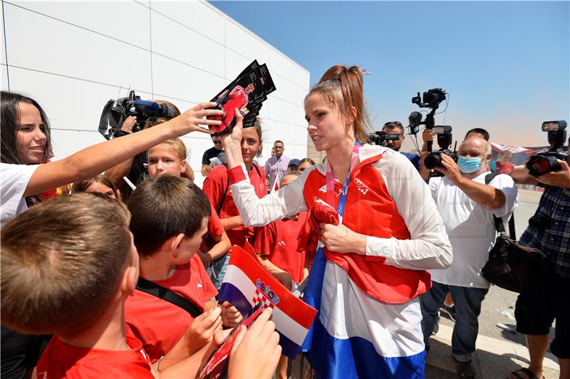 Na splitskom aerodromu dočekani Matea Jelić i Toni Kanaet                           