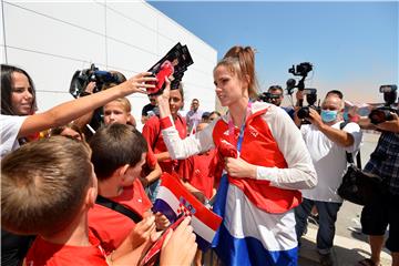 Na splitskom aerodromu dočekani Matea Jelić i Toni Kanaet                           