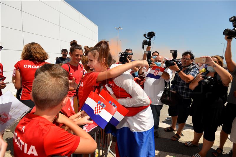 Na splitskom aerodromu dočekani Matea Jelić i Toni Kanaet                           