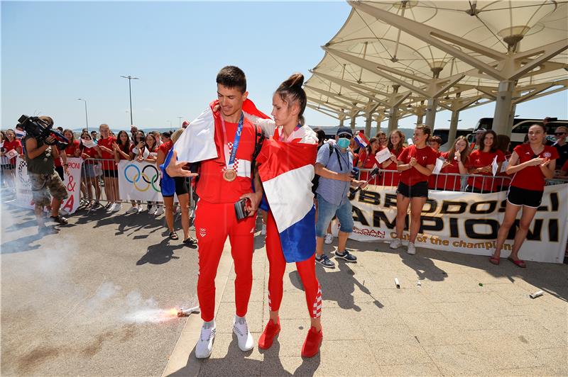 Na splitskom aerodromu dočekani Matea Jelić i Toni Kanaet                           