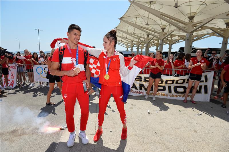 Na splitskom aerodromu dočekani Matea Jelić i Toni Kanaet                           