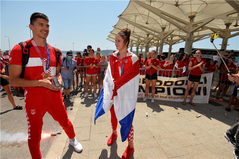 Na splitskom aerodromu dočekani Matea Jelić i Toni Kanaet                           