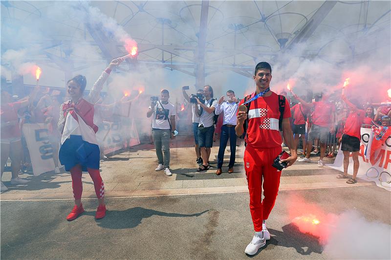 Na splitskom aerodromu dočekani Matea Jelić i Toni Kanaet                           