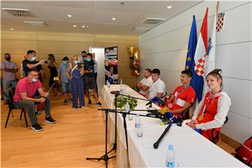 Na splitskom aerodromu dočekani Matea Jelić i Toni Kanaet                           