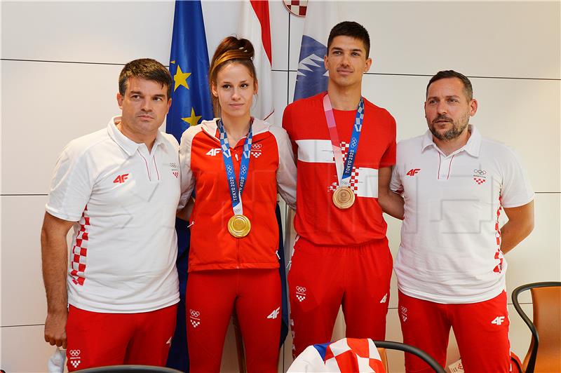 Na splitskom aerodromu dočekani Matea Jelić i Toni Kanaet                           