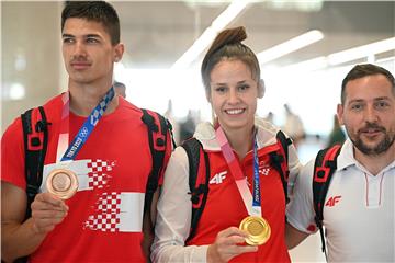 Na splitskom aerodromu dočekani Matea Jelić i Toni Kanaet                           