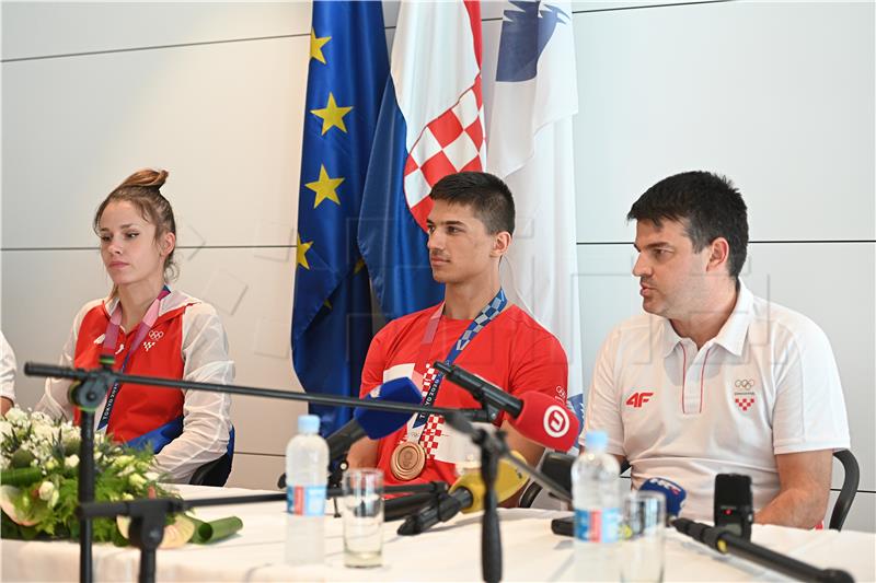 Na splitskom aerodromu dočekani Matea Jelić i Toni Kanaet                           