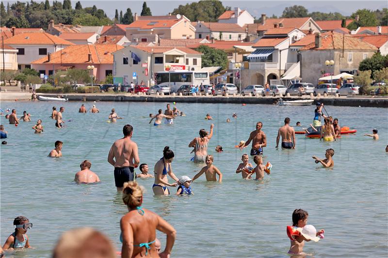 Velik broj kupača na plaži Petrčane