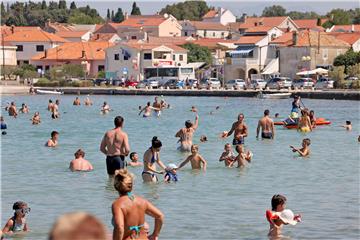 Velik broj kupača na plaži Petrčane