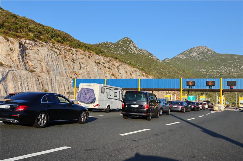  Automobili u kolonama čekaju na naplatu cestarine na čvoru Karamatići