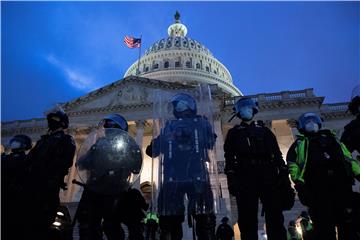 Samoubojstvo počinila četiri policajca koji su čuvali američki Kapitol na dan napada 