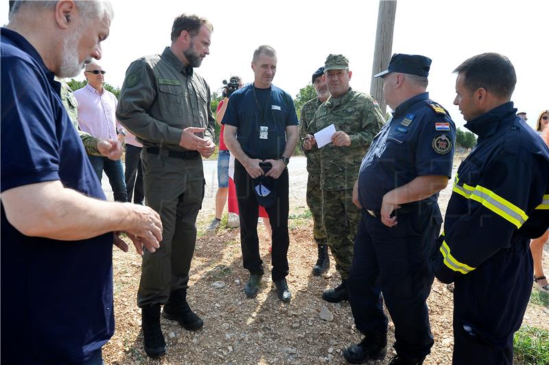 Ministar Banožić u obilasku protupožarnih snaga na požarištu kod Trogira