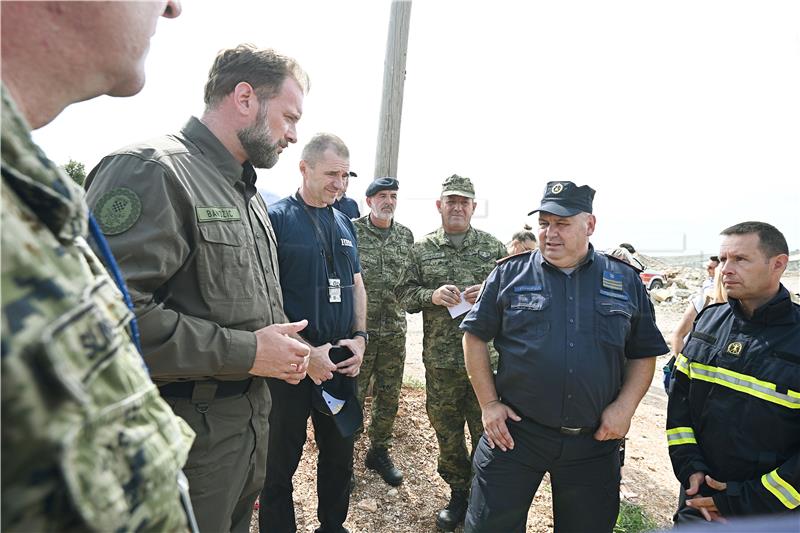 Ministar Banožić u obilasku protupožarnih snaga na požarištu kod Trogira