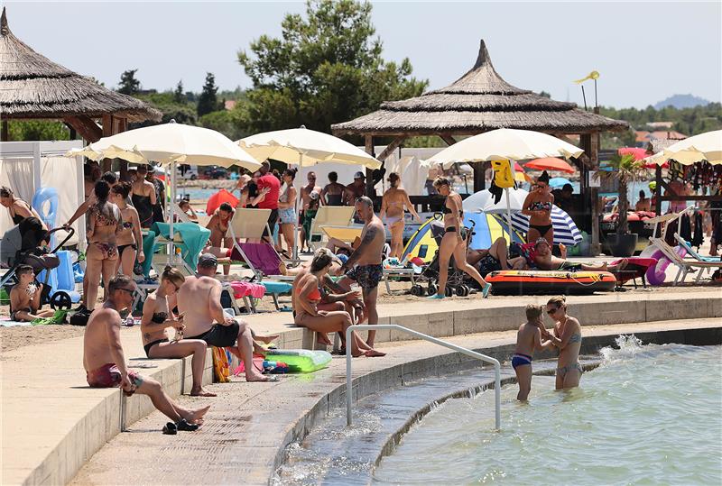 Kupači na plaži turističkog naselja Zaton