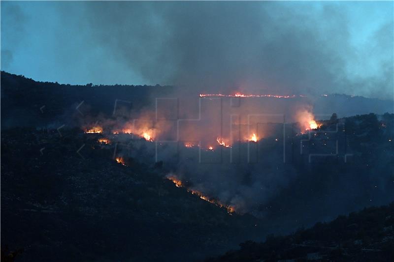  Vatrogasci drugu noć zaredom na požarištu