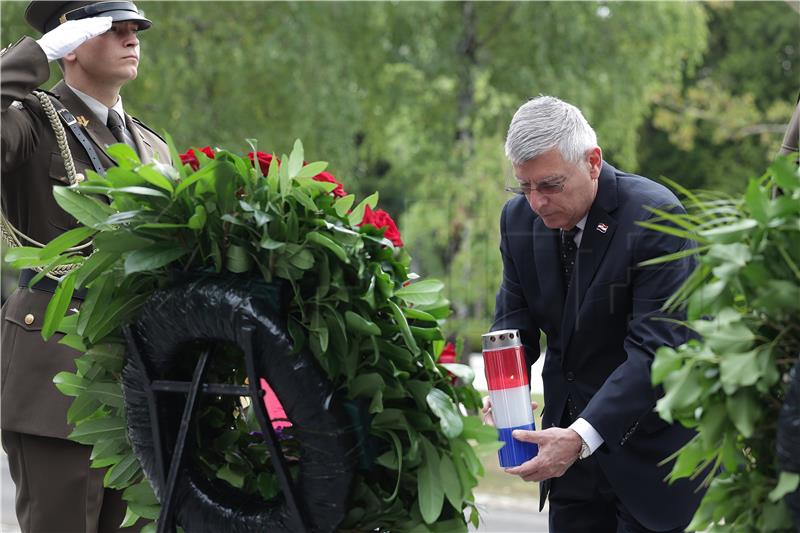 Položeni vijenci na Mirogoju u povodu Dana pobjede