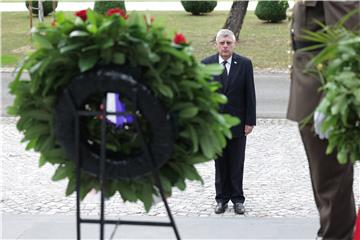 Položeni vijenci na Mirogoju u povodu Dana pobjede