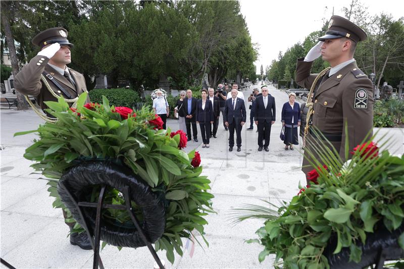 Položeni vijenci na Mirogoju u povodu Dana pobjede