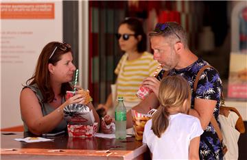 Zadar: Turisti u razgledavanju grada u subotu prijepodne