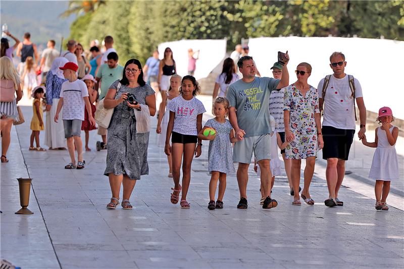 Zadar: Turisti u razgledavanju grada u subotu prijepodne