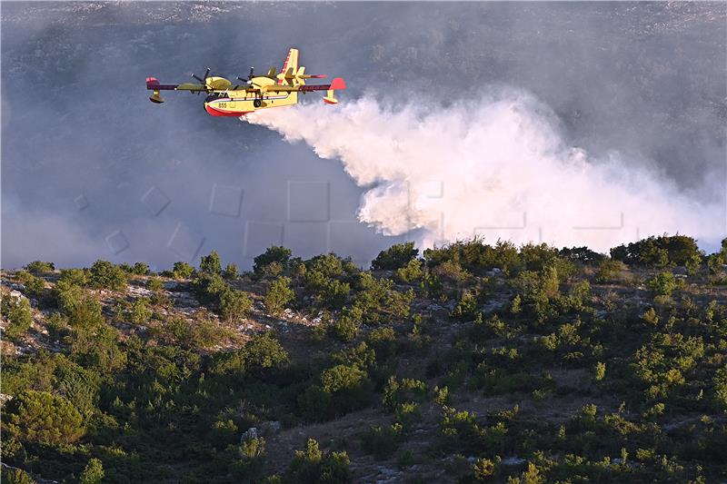 HVZ: Požar kod Velikog Šibenika uočio Air Tractor, jedan vatrogasac lakše ozlijeđen