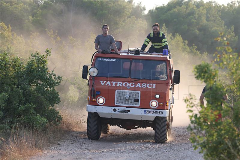 Biograd: Požar pod kontrolom