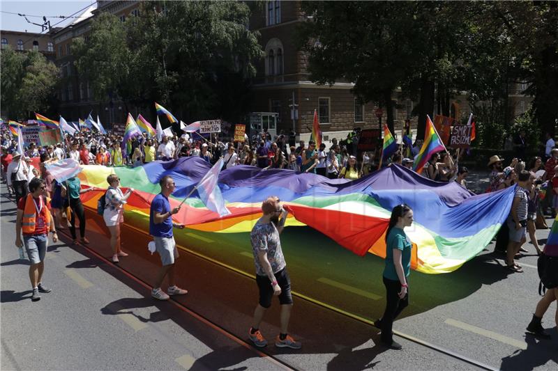 U Sarajevu stotine sudionika povorke ponosa tražile zaštitu prava LGBT osoba