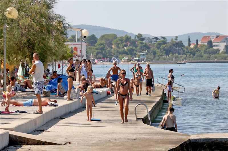 Kupači na plaži u Diklu