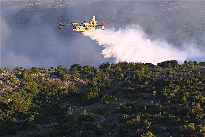 Vatrogasci gase kod Matasa i Biletića, uz podršku više kanadera i Air-Tractora