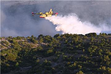 Vatrogasci gase kod Matasa i Biletića, uz podršku više kanadera i Air-Tractora