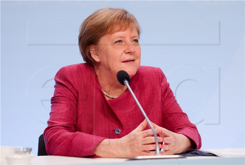 U plamenu slave: Angela Merkel dobila svoju figuricu za tamjan 