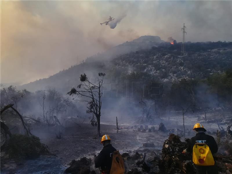 Croatian Air Force Canadair plane putting out fire in BiH for fourth time