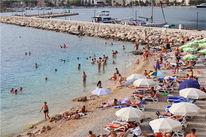 Kupači na plaži u Makarskoj sredinom kolovoza